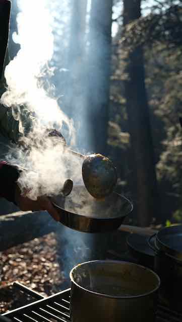 Kochen über dem Feuer