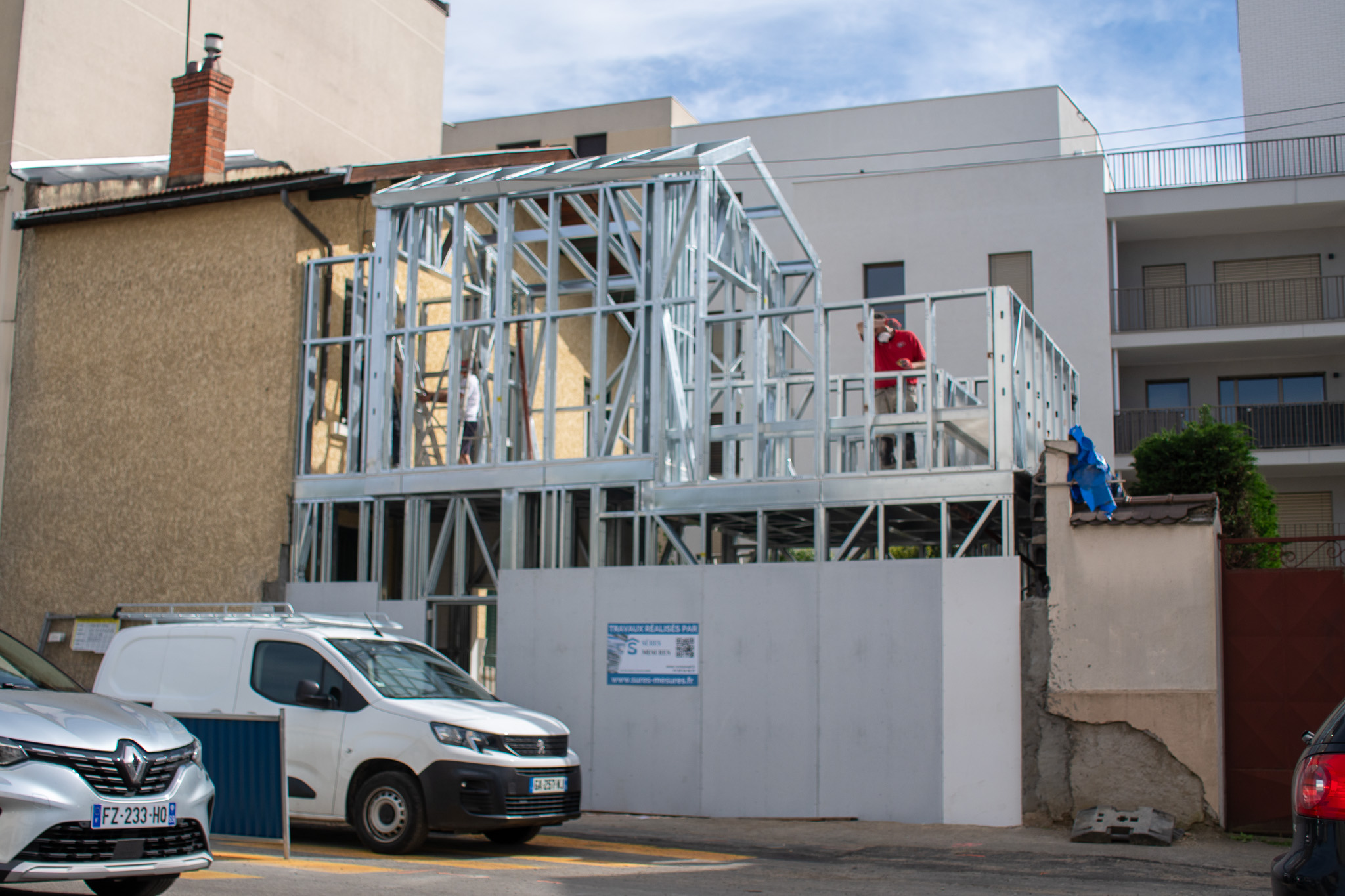 Surélévation en ossature métallique légère d'une maison à Villeurbanne, vue depuis la rue