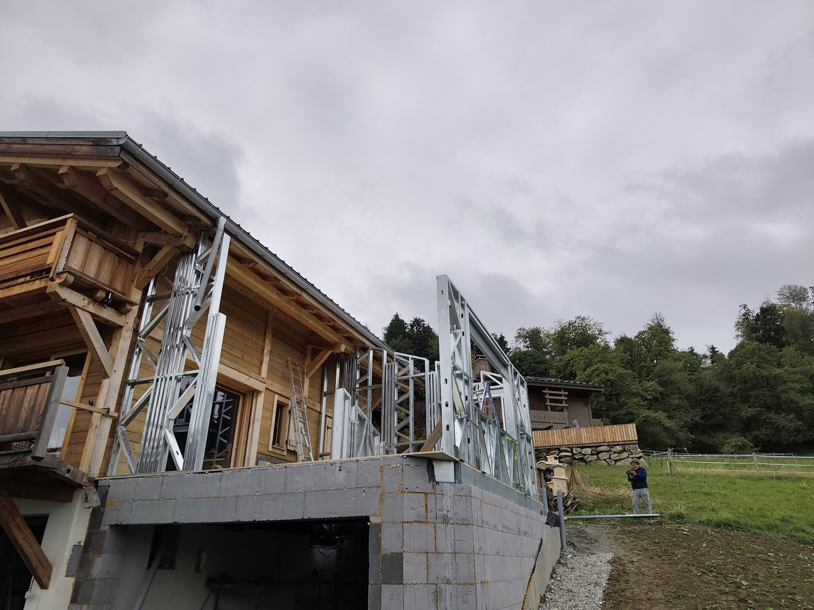 Vue d'ensemble de l'extension et de la surélévation en ossature métallique légère du chalet de Combloux