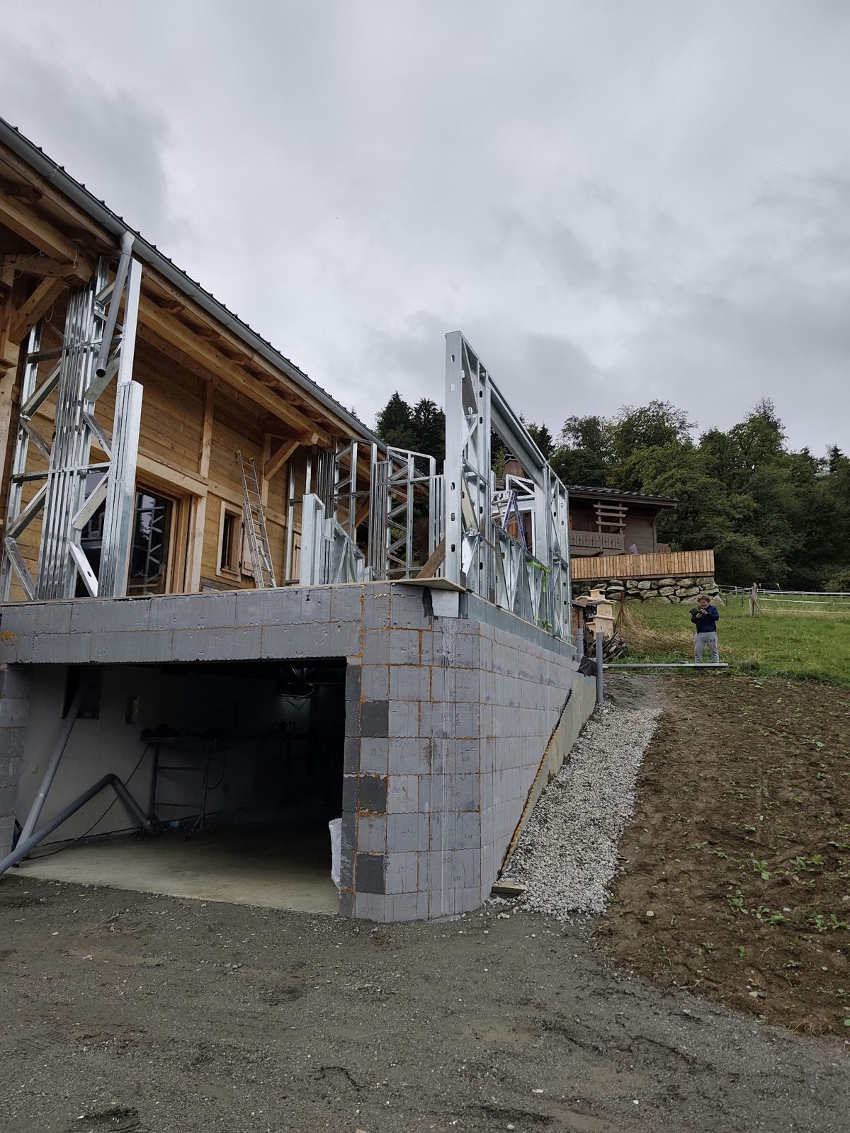 Chalet de Combloux avec murs et charpente en ossature métallique légère posés sur le garage semi-enterré