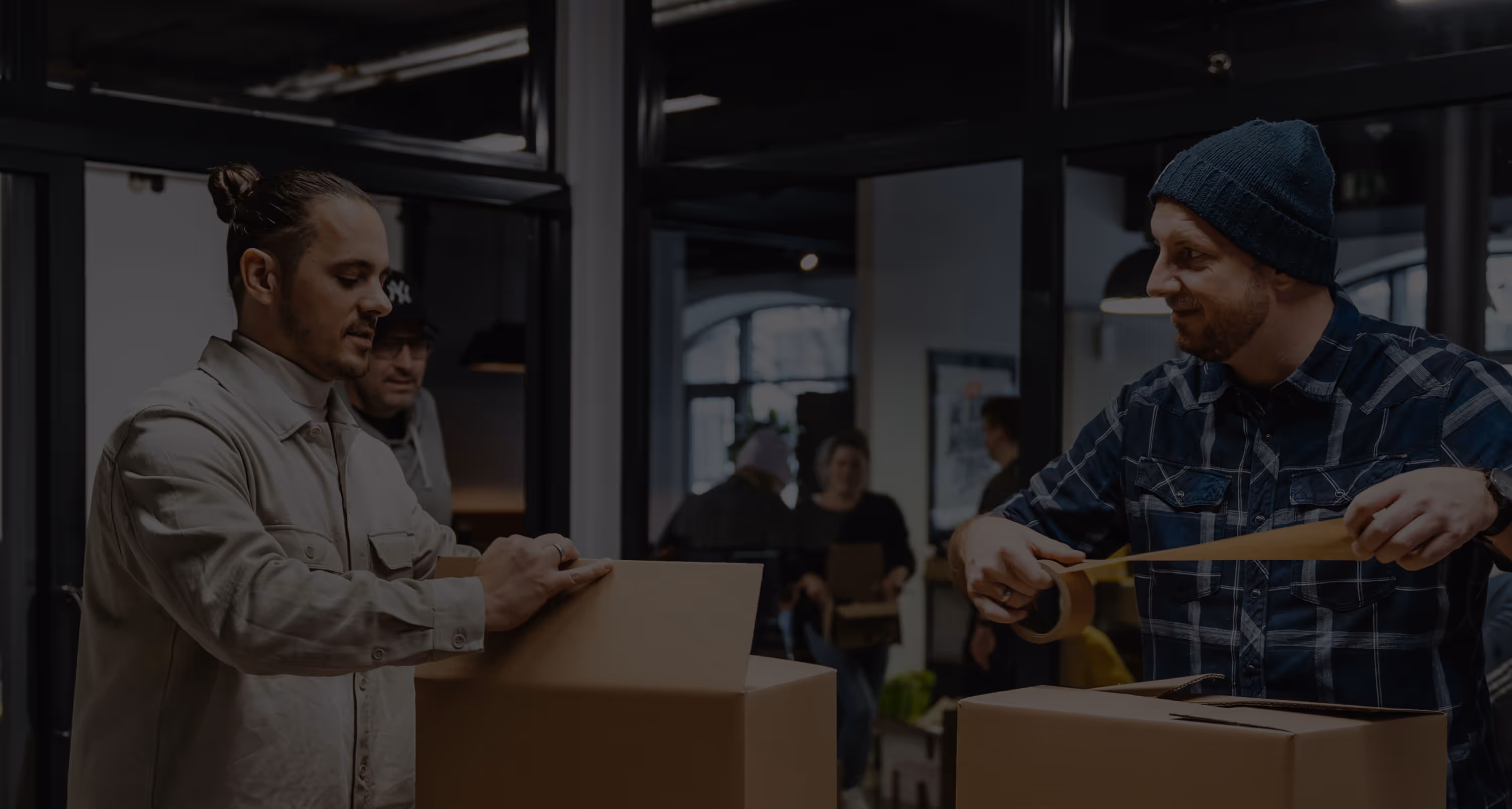 Zwei Männer am einpacken von Spenden.