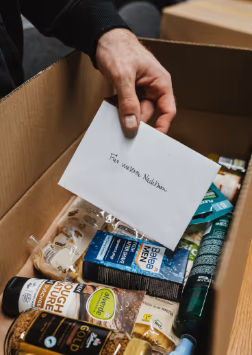 Ein Paket mit Spenden und einem persönlichen Brief.
