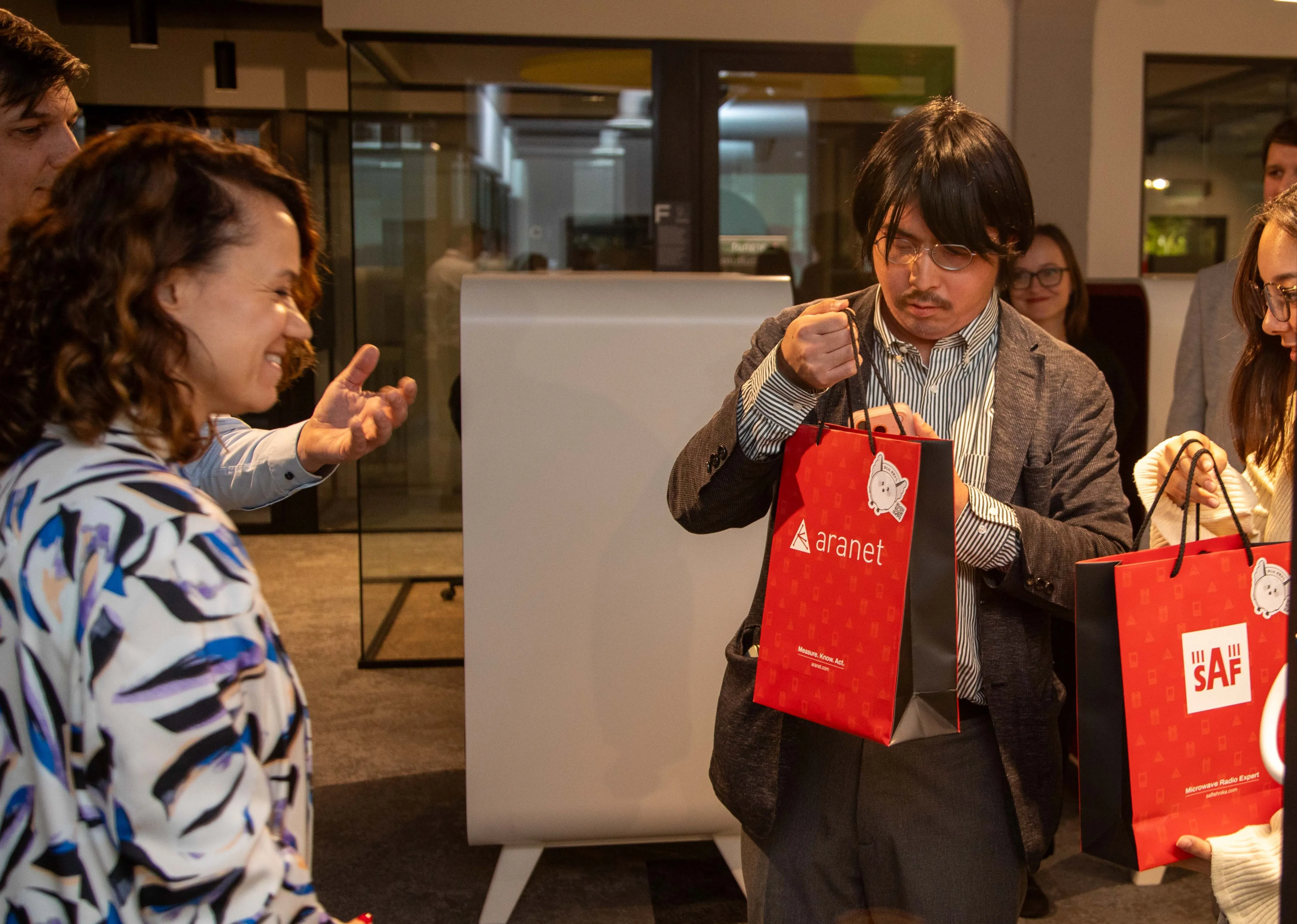 Japanese media reps receive gift from SAF Tehnika