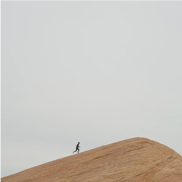 Homme montant la coline