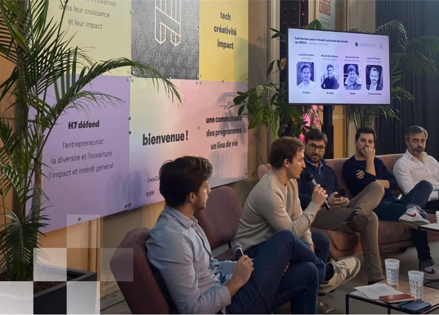 table ronde avec speakers lors d'un événement