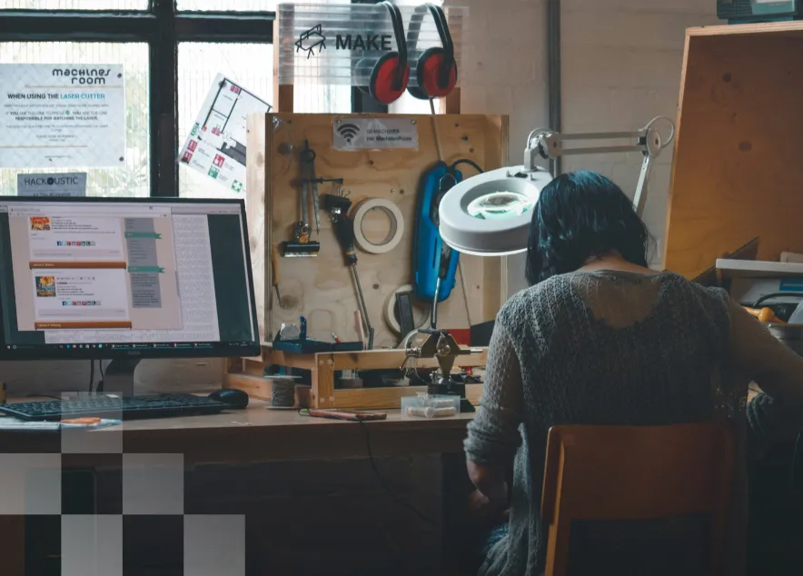 Salarié en train de travailler à son bureau