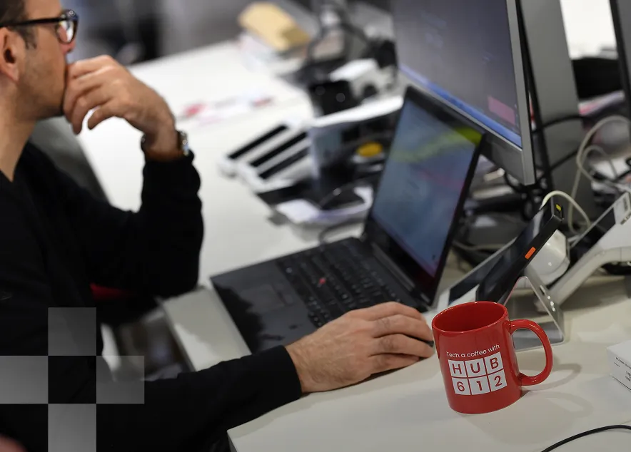 homme travaillant sur un ordinateur