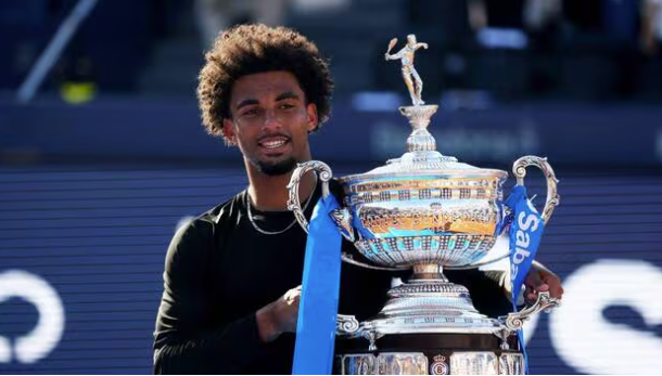 arthur fils avec le trophée de vainqueur à Barcelone