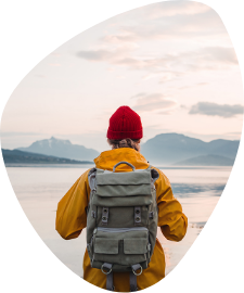 Mann mit Rucksack, der draußen steht