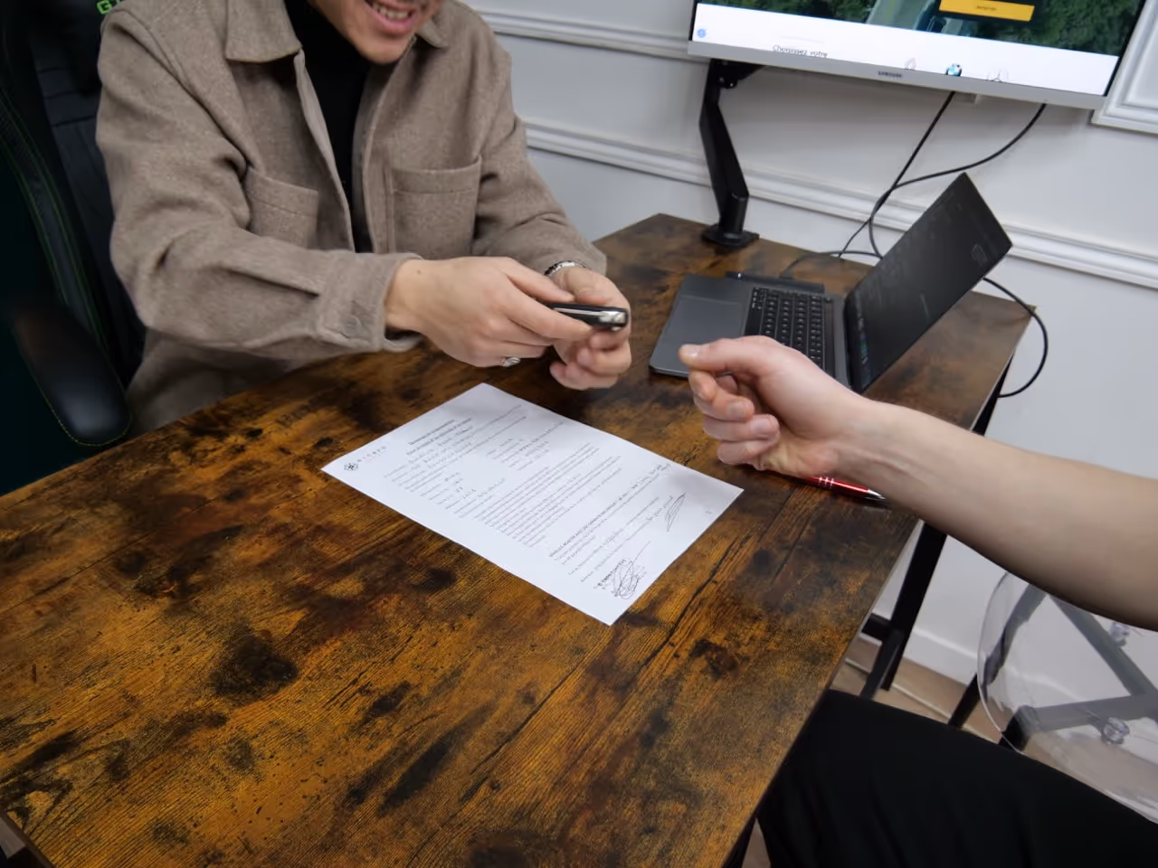Signature d'un nouveau contrat d'un franchisé E-cars