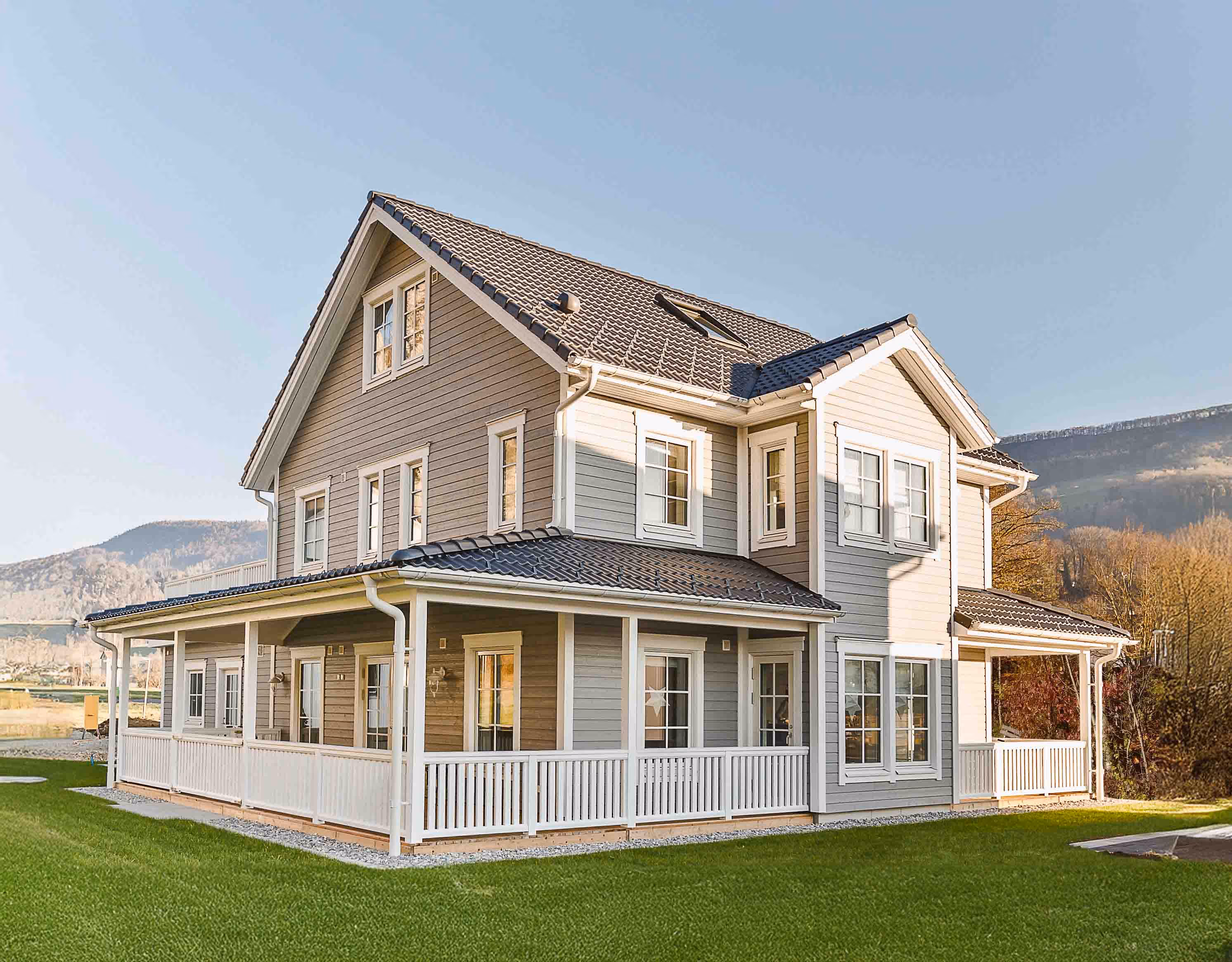 New England Farmhouse bei Sonnenuntergang von ValleyHomes