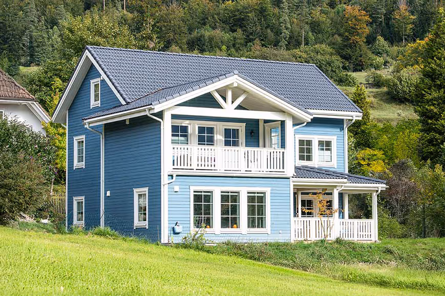 Schwedenhaus in grau in der Schweiz von ValleyHomes grau Welschenrohr mit Natur