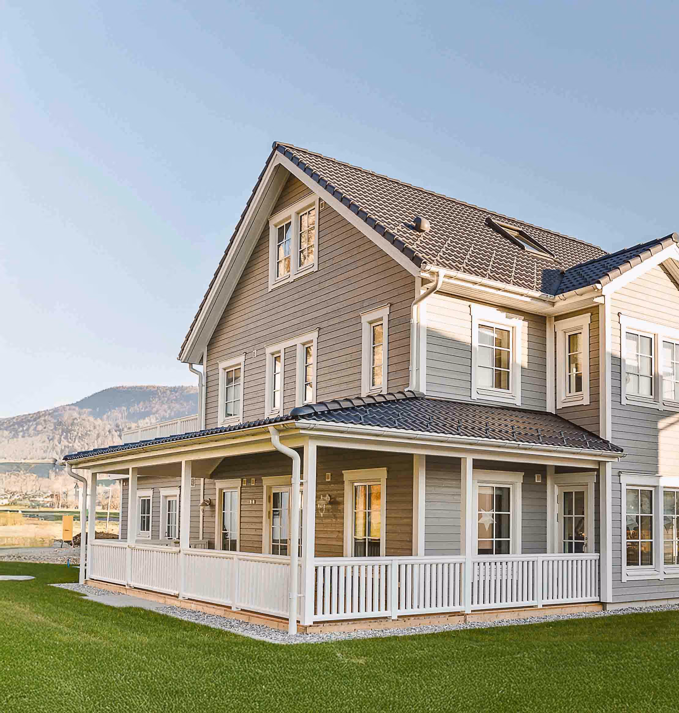 New England Farmhouse bei Sonnenuntergang von ValleyHomes