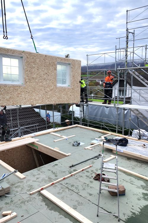 Elementbau Hausbau, schwebende Fassade von einem Schwedenhaus ValleyHomes Kanton Aargau Schweiz