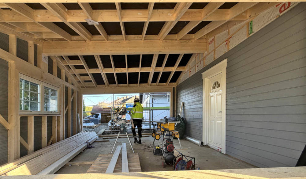 Nachhaltiger Carport Doppelgarage Garage im Holzständerbau im Aufbau – Valley Homes realisiert ökologische Nebenbauten in Bern und Umgebung Schwedenhaus