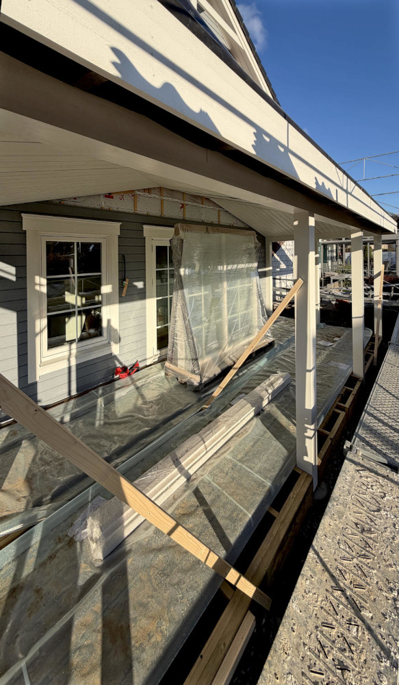 Montage grosser Glaselemente an der Veranda eines Holzhauses von ValleyHomes in Solothurn – lichtdurchflutetes, energieeffizientes Wohnen in der Schweiz