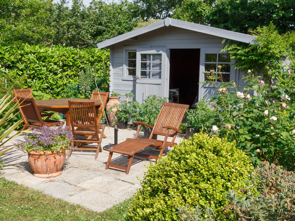 Gartenhaus im Schwedenstil ganzjährig nutzen stilvoll geplan