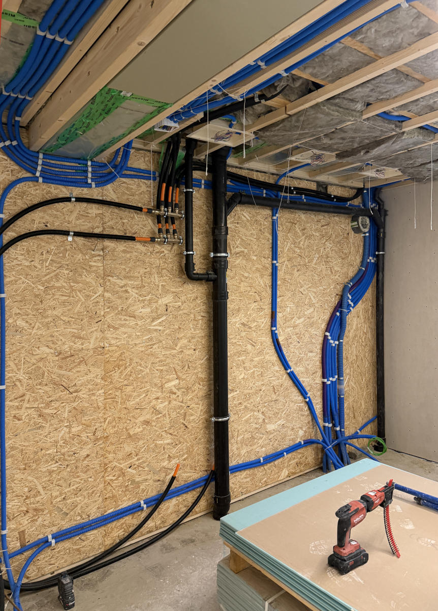 Schwedenhaus Holzhaus offene Wände Elementbau Elektrorohre in Wand Leitungsrohre in der Wand Elektrorohre in der Decke 