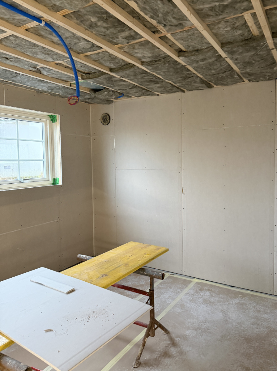 Elementbau Holzhaus offene Decke. Elektrorohre in der Decke. Gipskartonplatten an den Wänden beim Schwedenhaus.