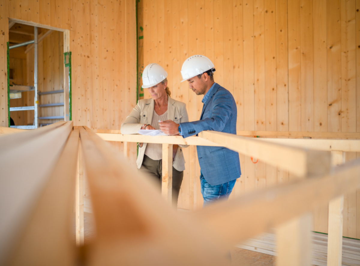 Bau Besprechung. Bauleiterin. Holzhaus. TinyHouse Schweiz bauen. Bungalow Schweiz bauen.