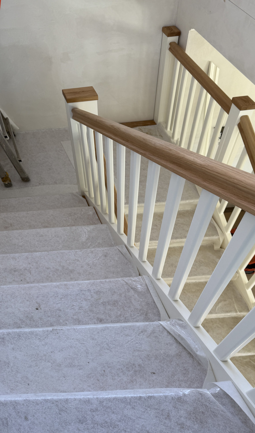 Schöne Holztreppe. Podesttreppe aus Holz. Verschnörkelte Holztreppe