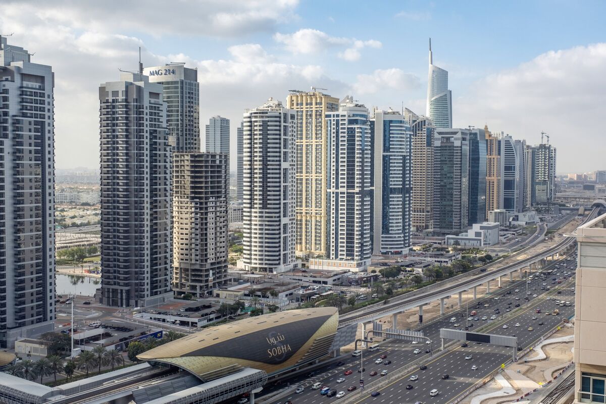 World’s Rich Ignore Mideast Strife to Bet on Dubai and Abu Dhabi