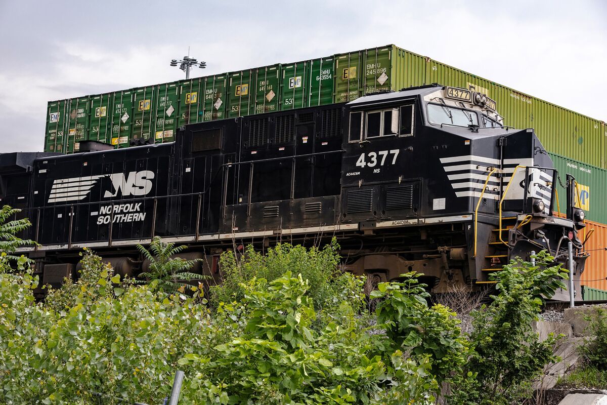 Union Pacific Is Said to Near Deal for Norfolk Southern