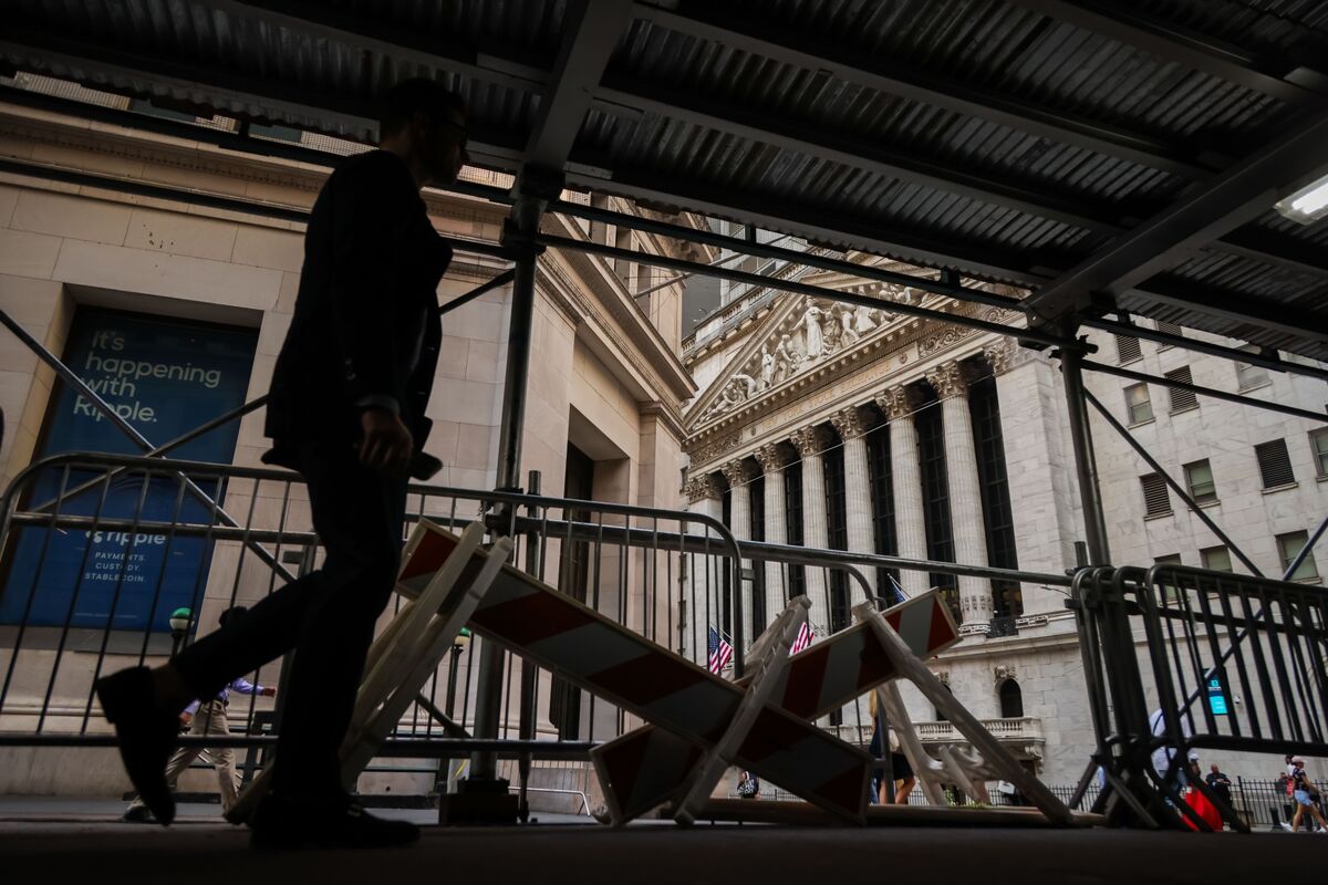 S&#38;P 500 Rises With EU Deal Sealed Ahead of Data, Earnings Frenzy