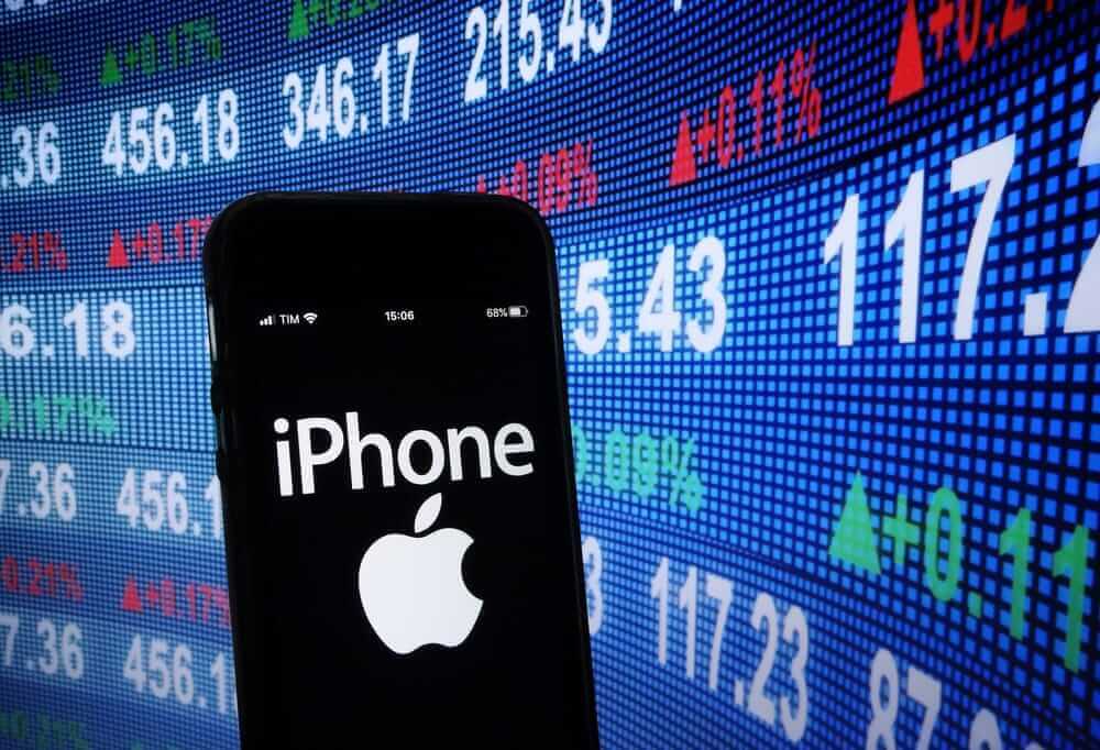 Are Wall Street Analysts Predicting Apple Stock Will Climb or Sink?