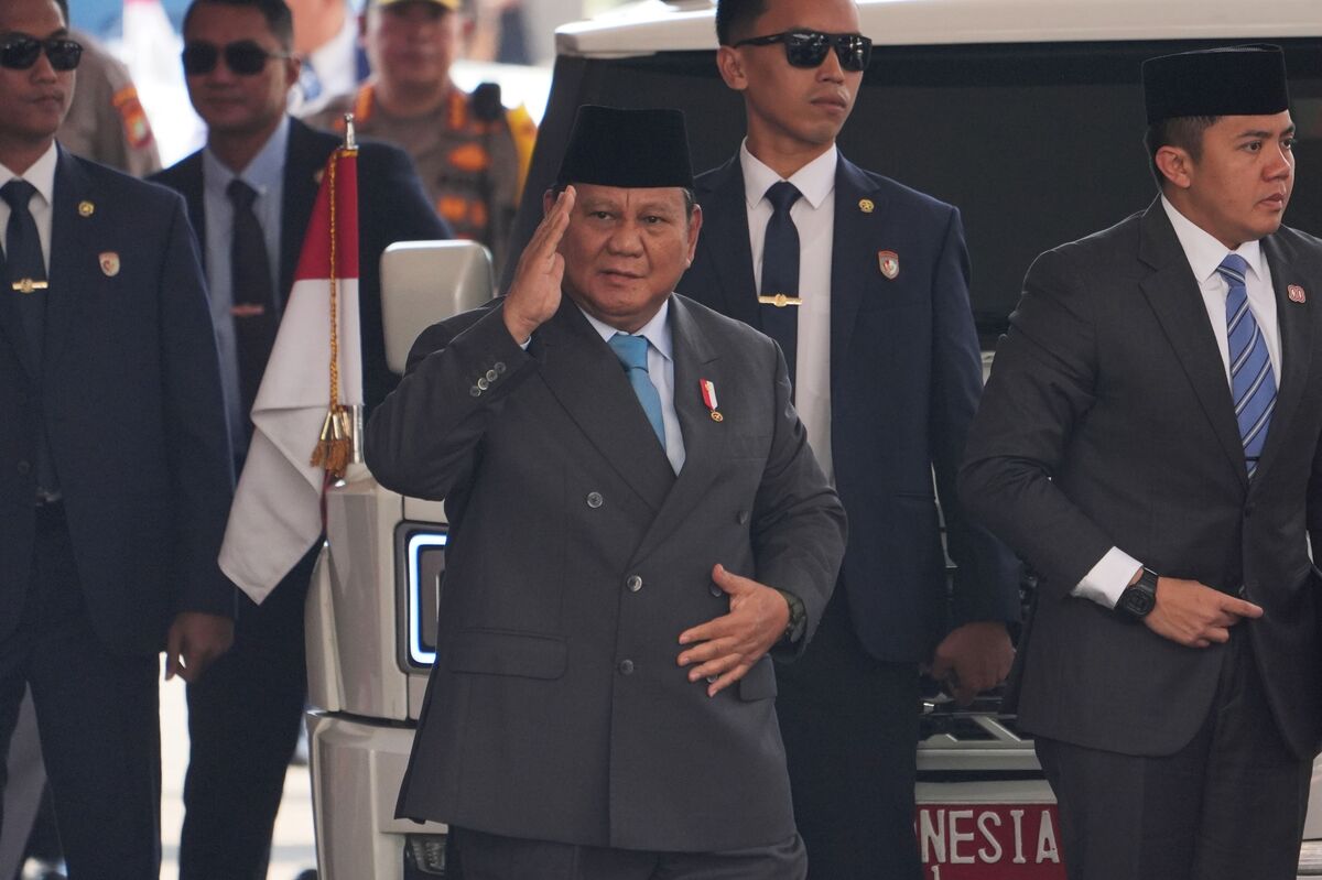 Indonesia’s Prabowo Targets Narrower Deficit While Touting Social Spending