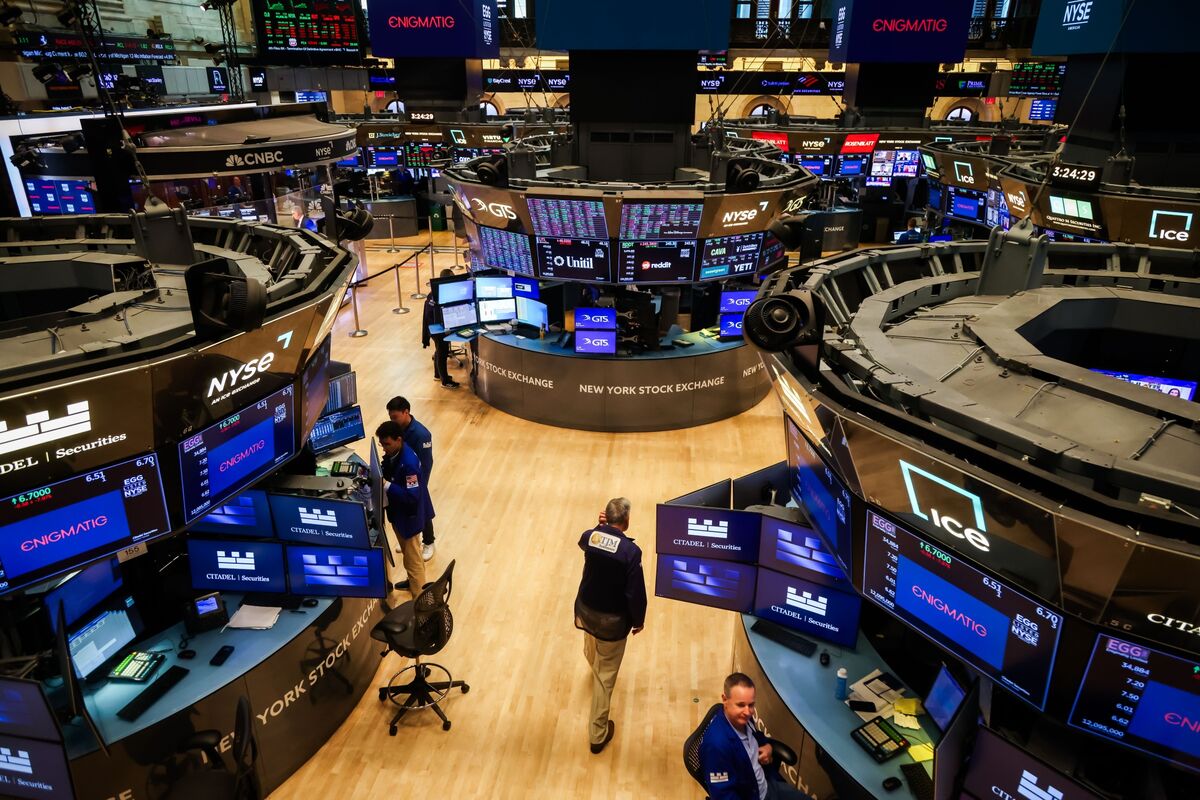 Wall Street Wrestles With Hedging Conundrum as Valuations Swell