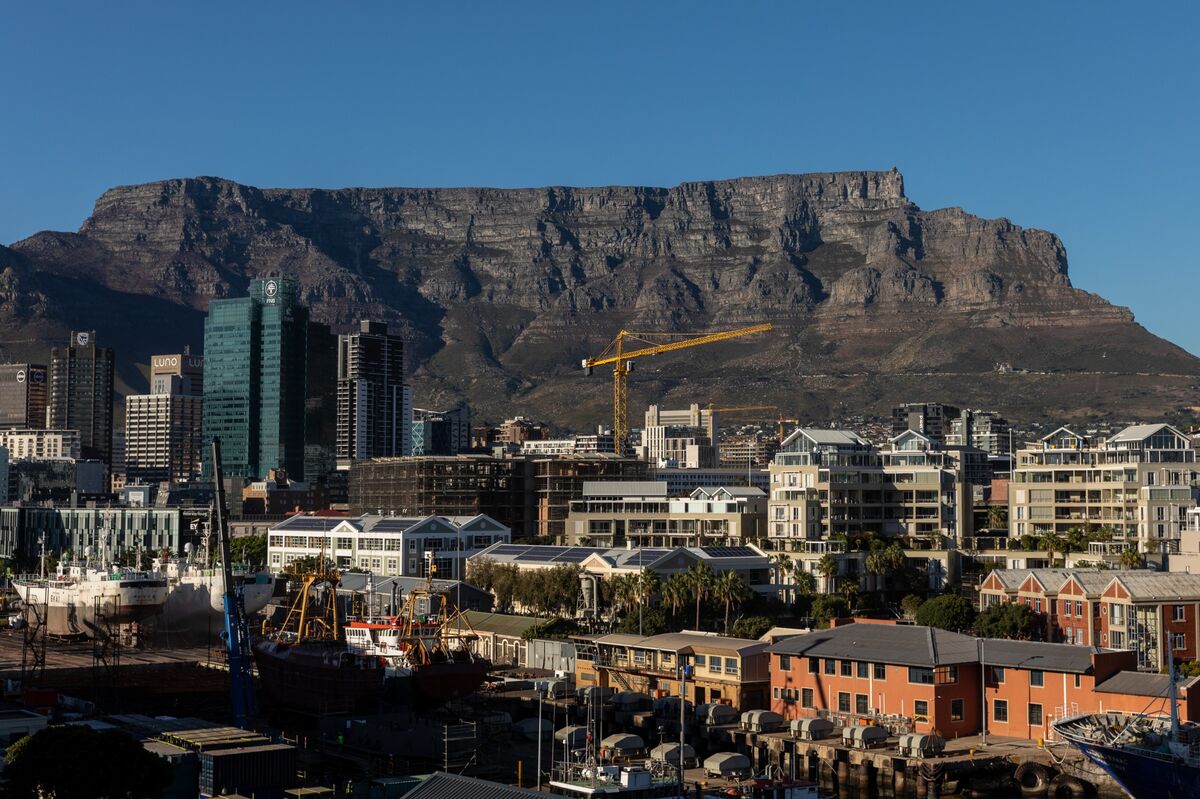South African Bonds Lure Investors With Top EM Returns