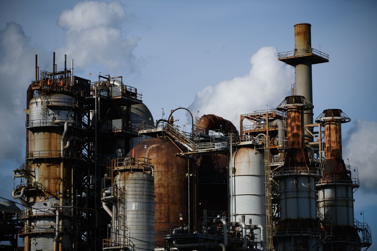 Oil Creeps Up After Drop With Focus on India and Inventories