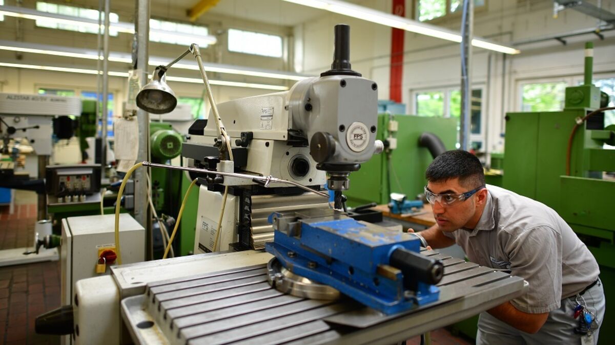 US Economy: Jobless Claims Rise, Trade Gap Widens
