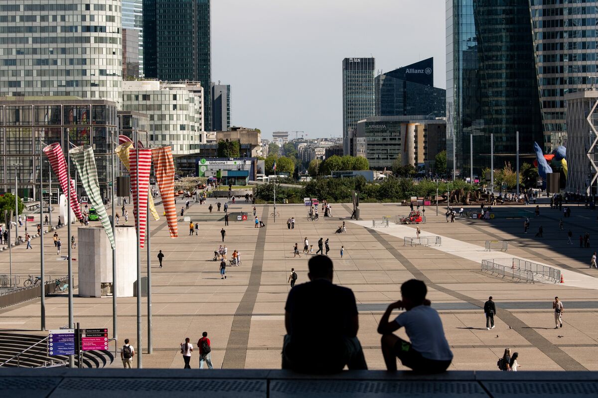 Highest Yields in Decades Lure Buyers to Europe’s Long Bonds