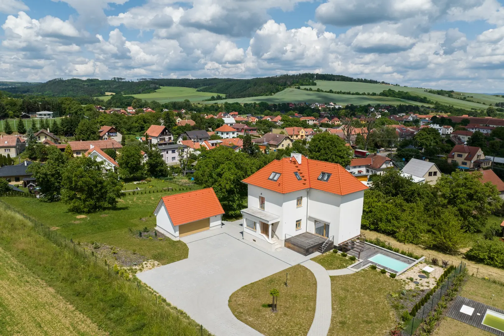 Letecký pohled na nemovitost a lokalitu