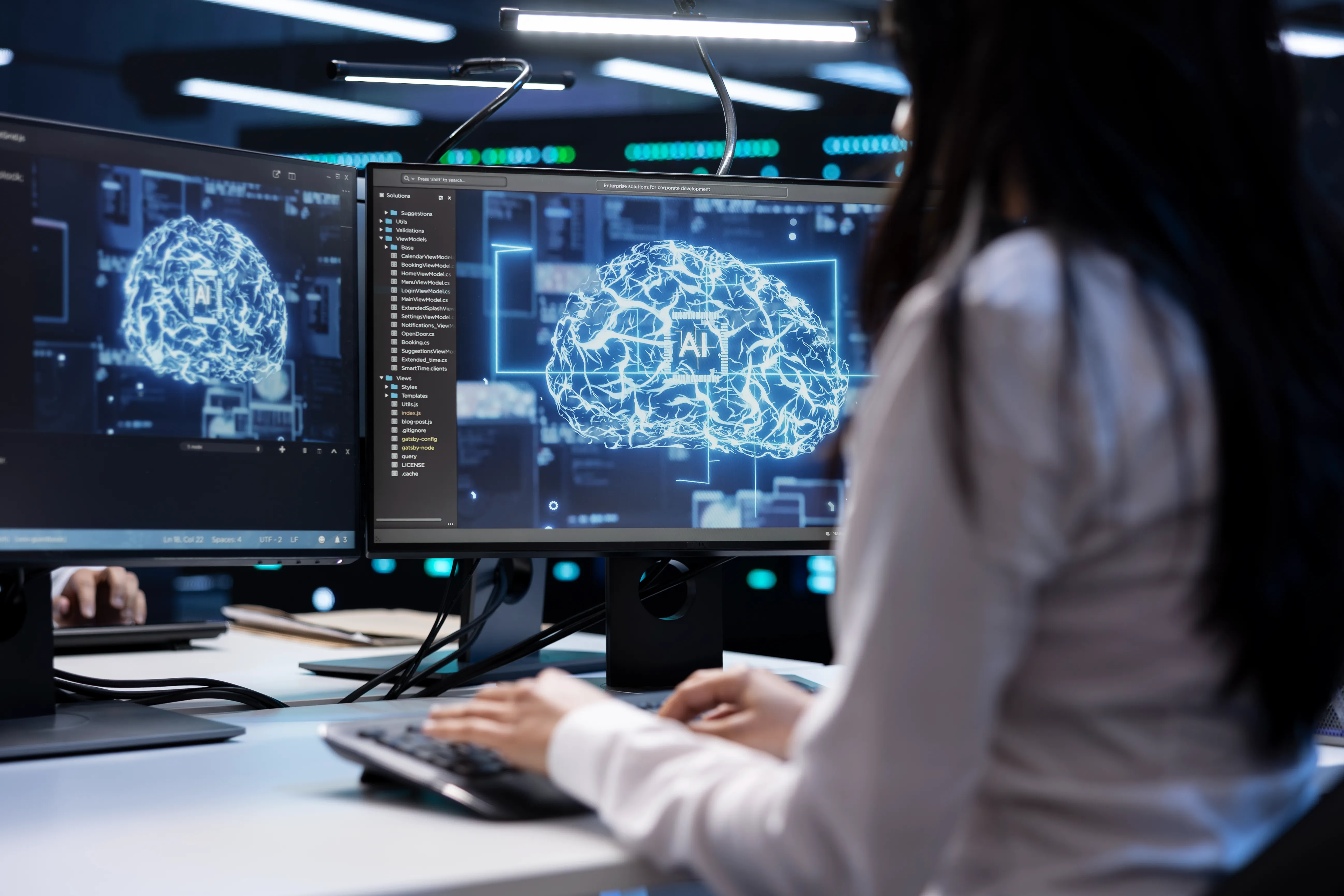 Mujer y monitores de computadoras con cerebros representando las ventajas del software para PyMEs con IA
