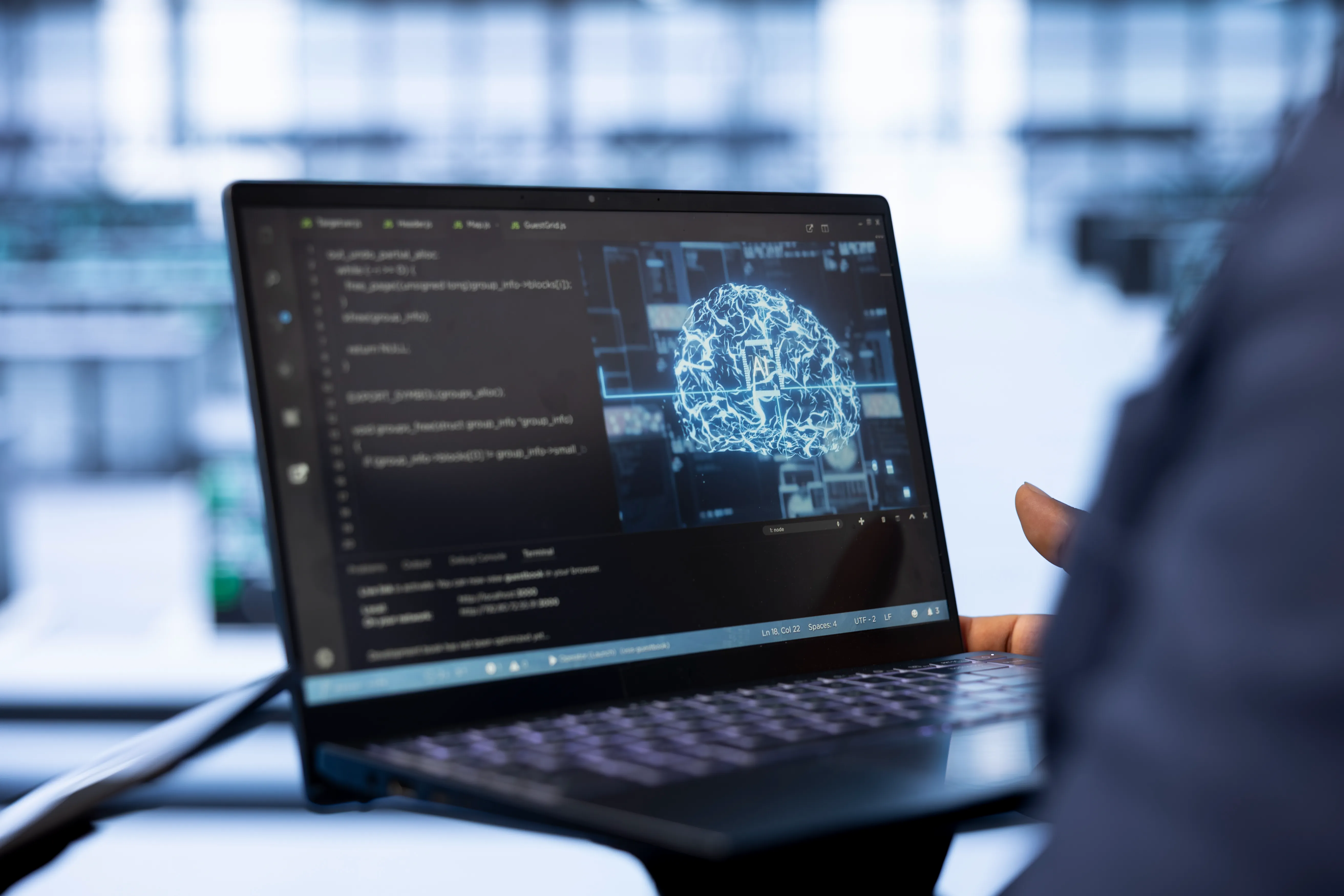 Mediante una computadora hay un hombre que está implementando el ROI de IA Software