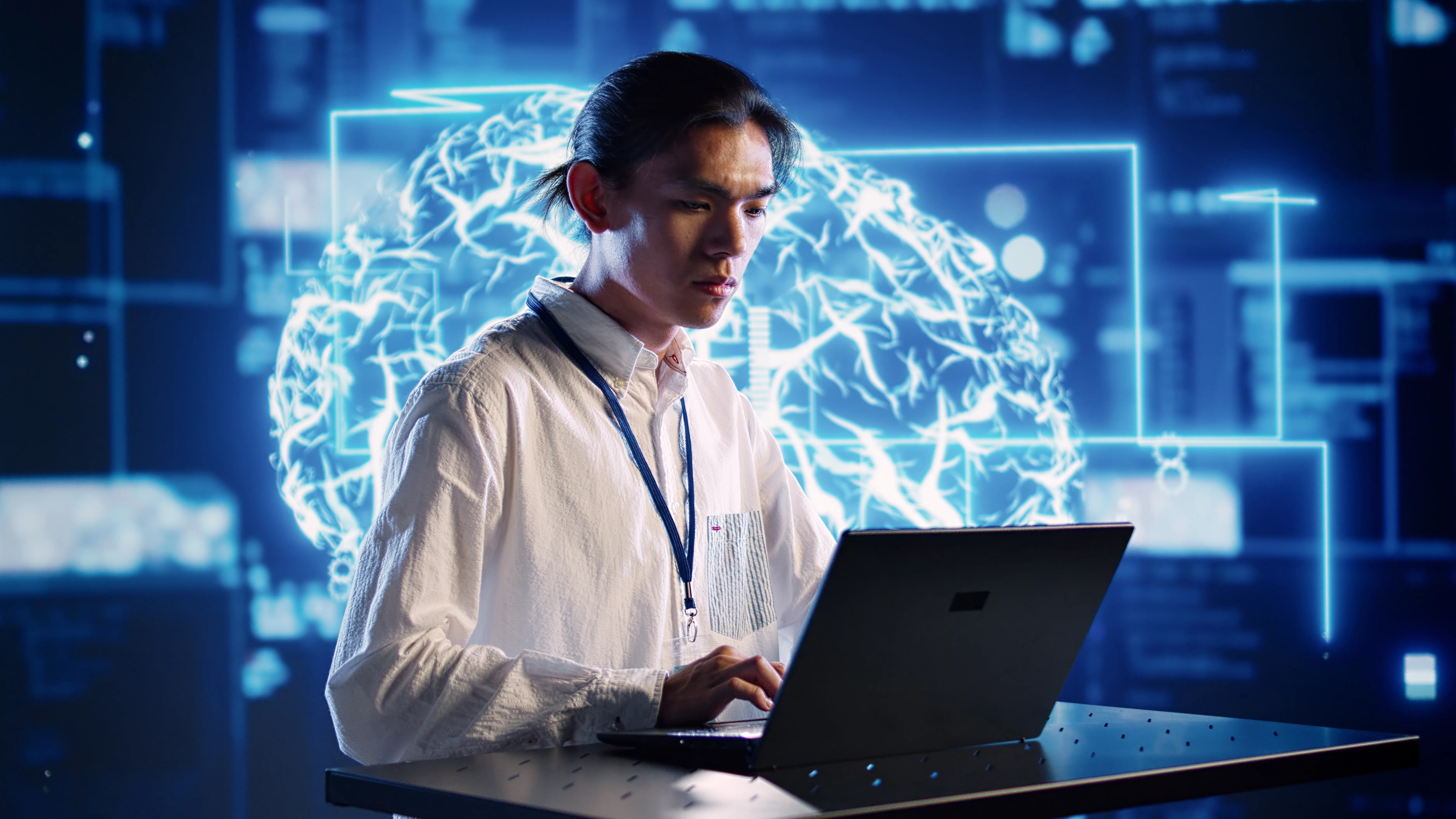 Un hombre frente a una computadora que está implementando la protección de datos empresariales con IA Software