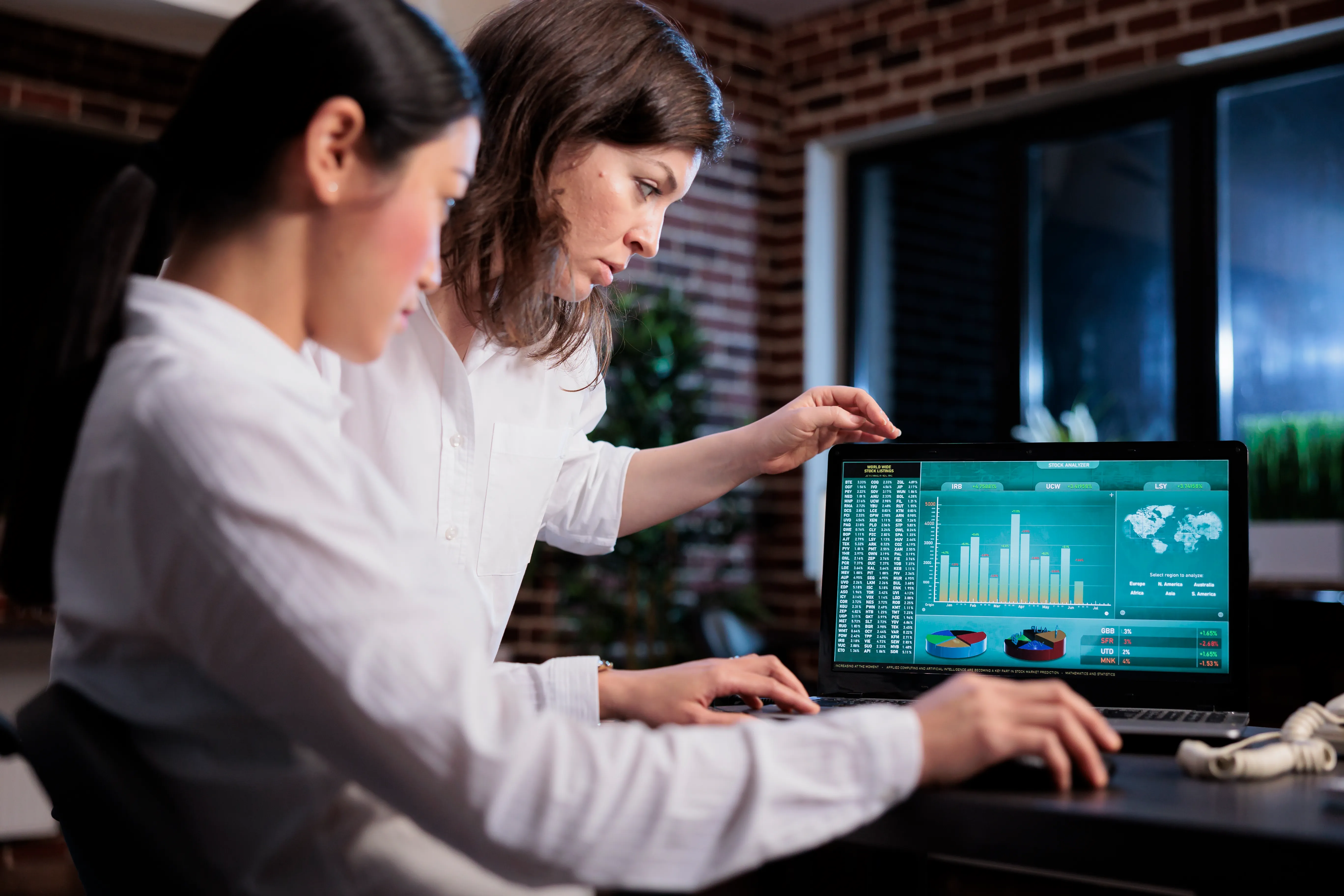 Protección de datos empresariales con IA Software, dos mujeres lo llevan a cabo 