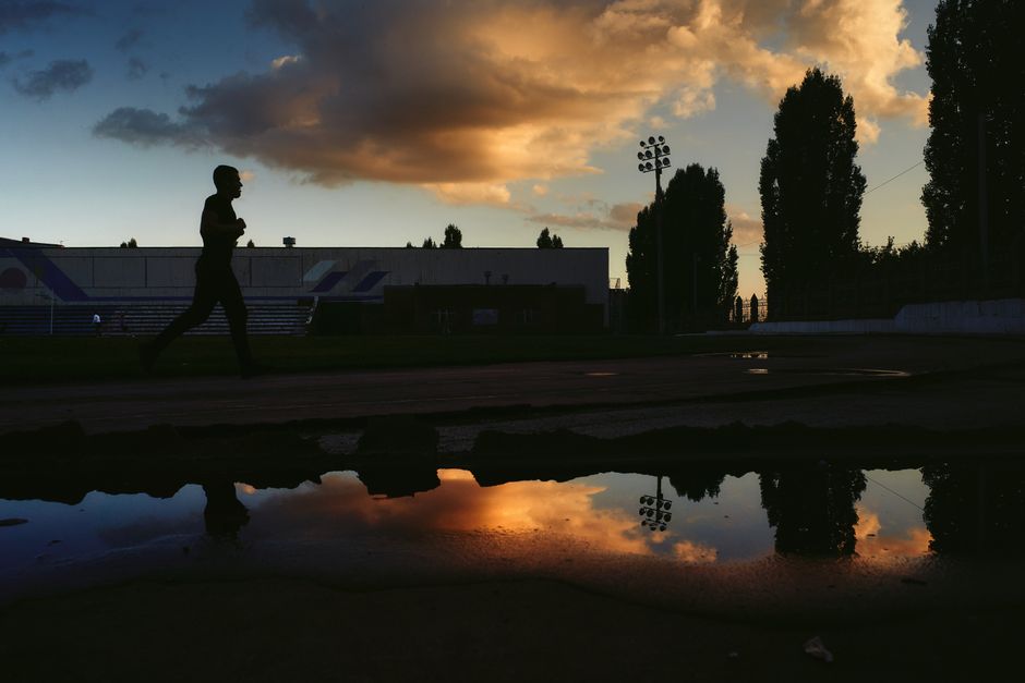 running away émotionnel au coucher du soleil