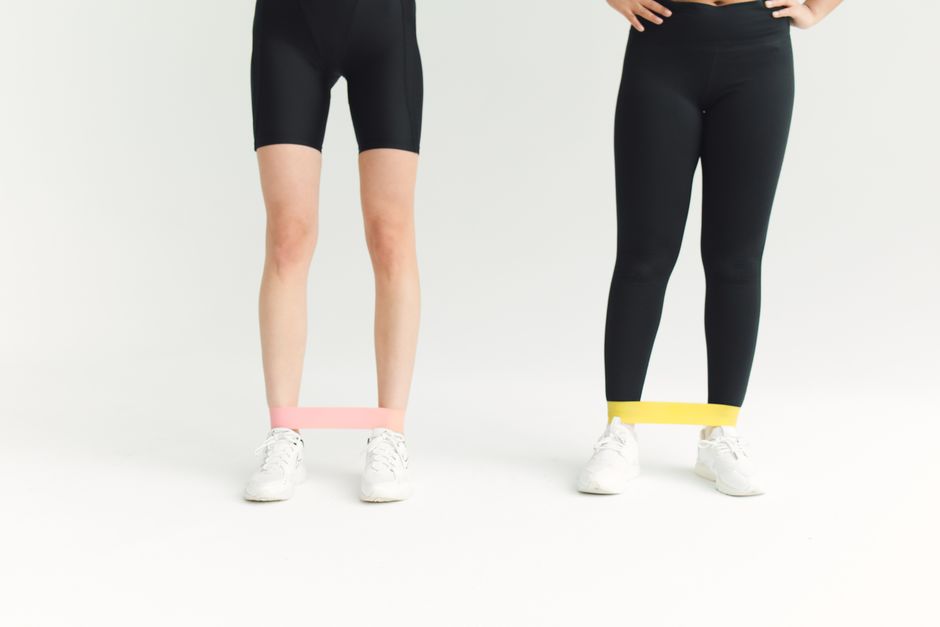 Renforcement musculaire runner avec exercice de jambe et bande élastique