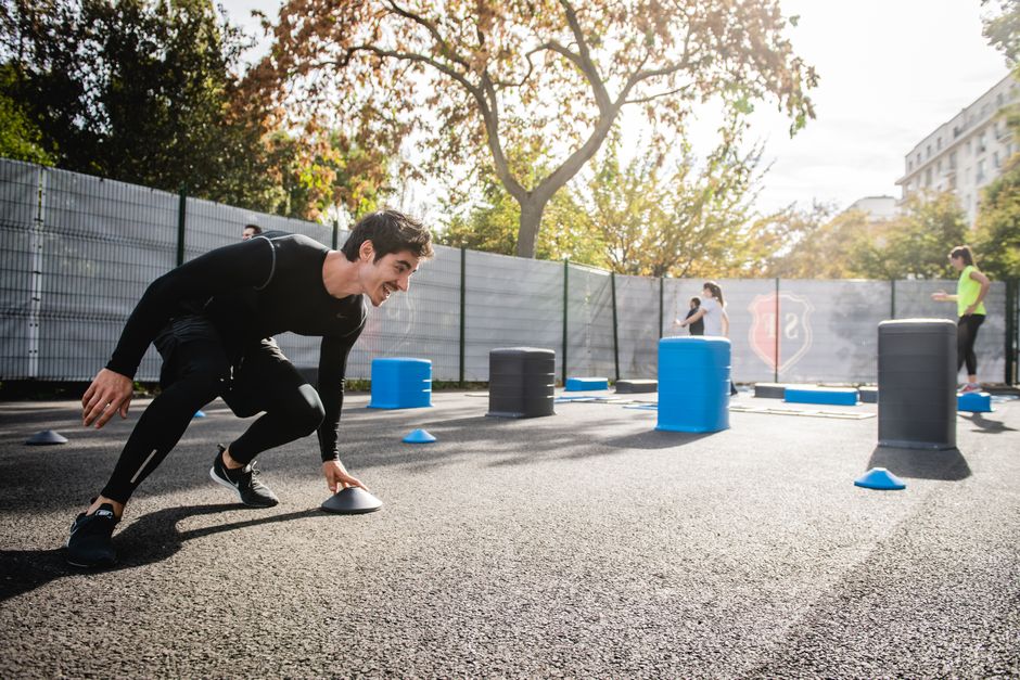 Exercices renforcement musculaire jambes coureur avec squats en extérieur