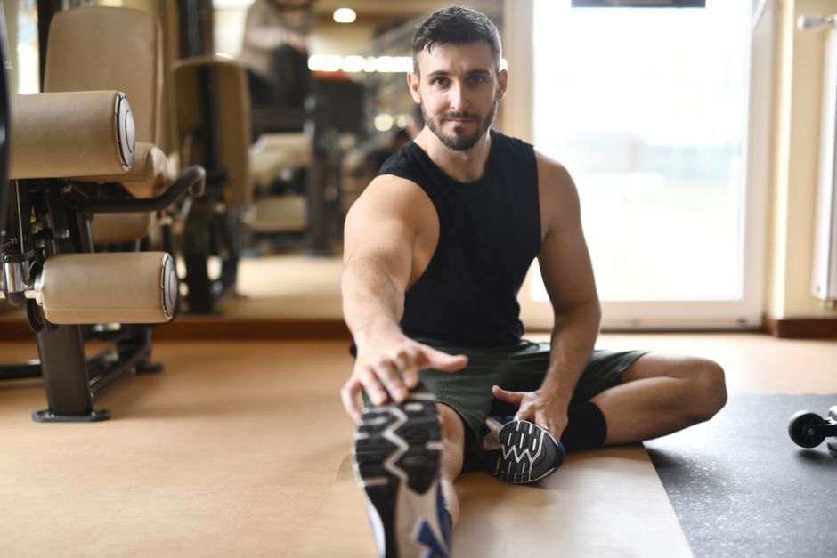 Athlète effectuant des étirements pour la récupération après le running