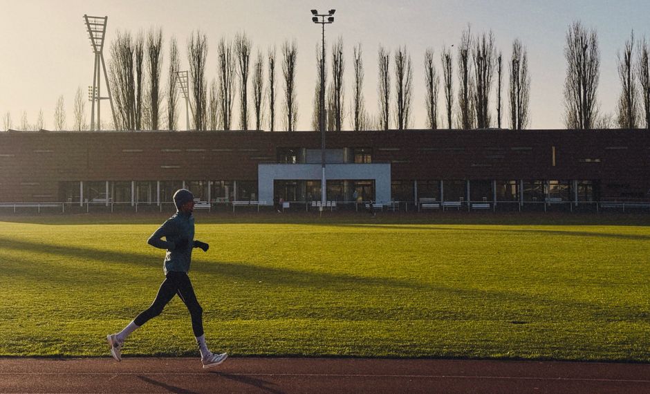Coureur motivé au lever du soleil pratiquant le running régulièrement
