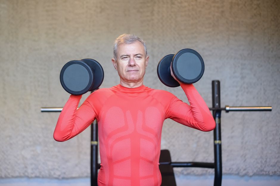 exercices contre la sarcopénie avec haltères pour senior