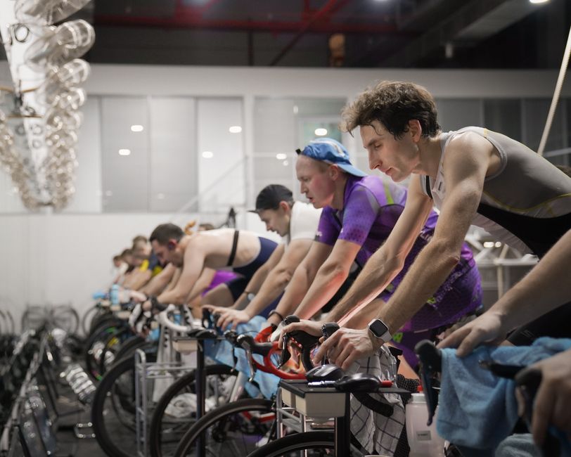 cycliste réalisant un entraînement intense pour booster sa VO2max