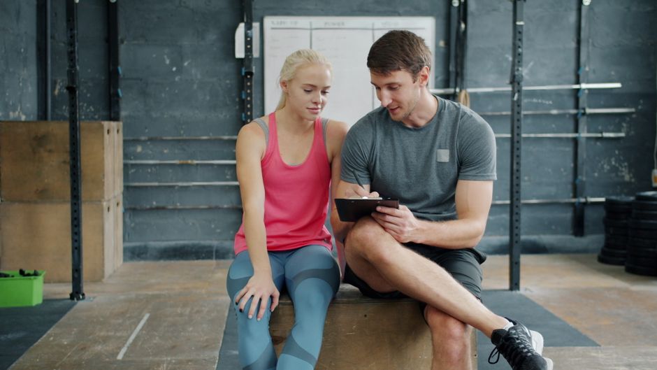 Coach sportif donnant conseils sur yami nutrition et compléments alimentaires
