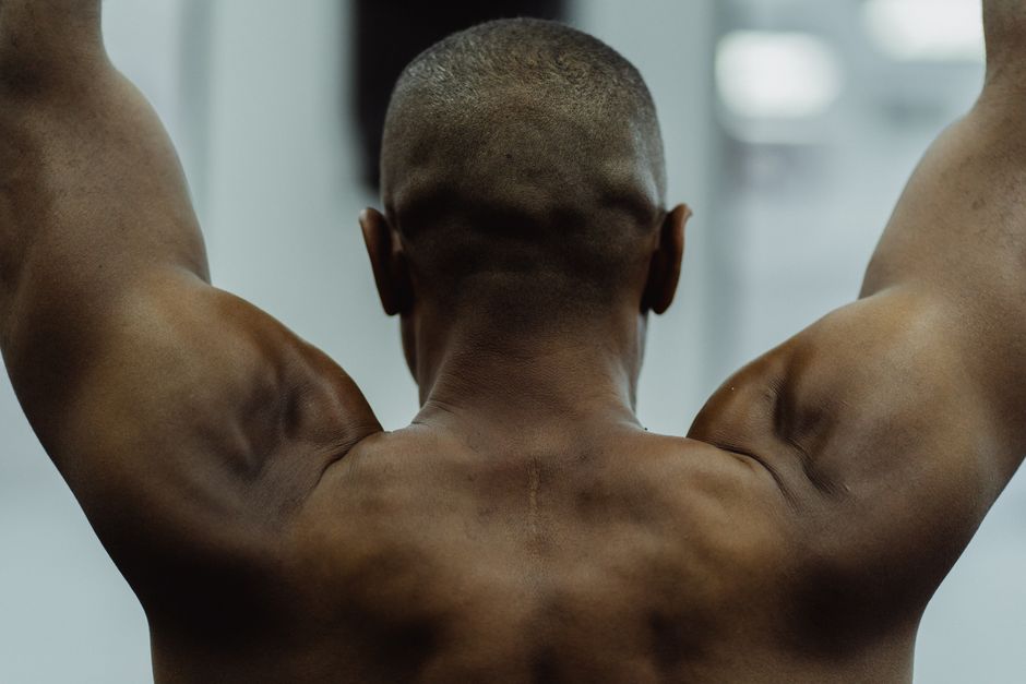 homme réalisant des exercices pour muscler les omoplates