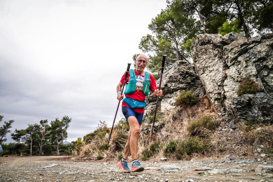 coureur en trail mental health running away vers l'épanouissement